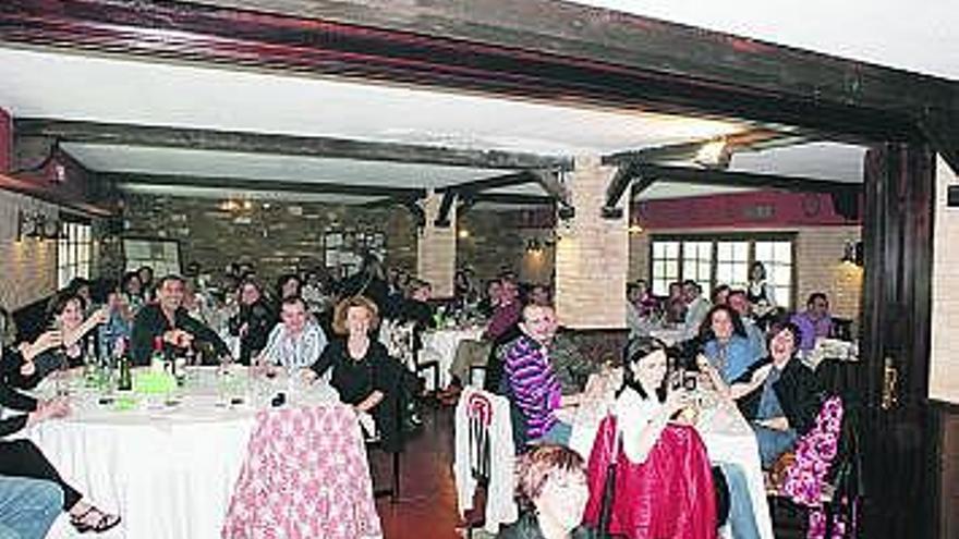 Ex alumnos durante la cena.