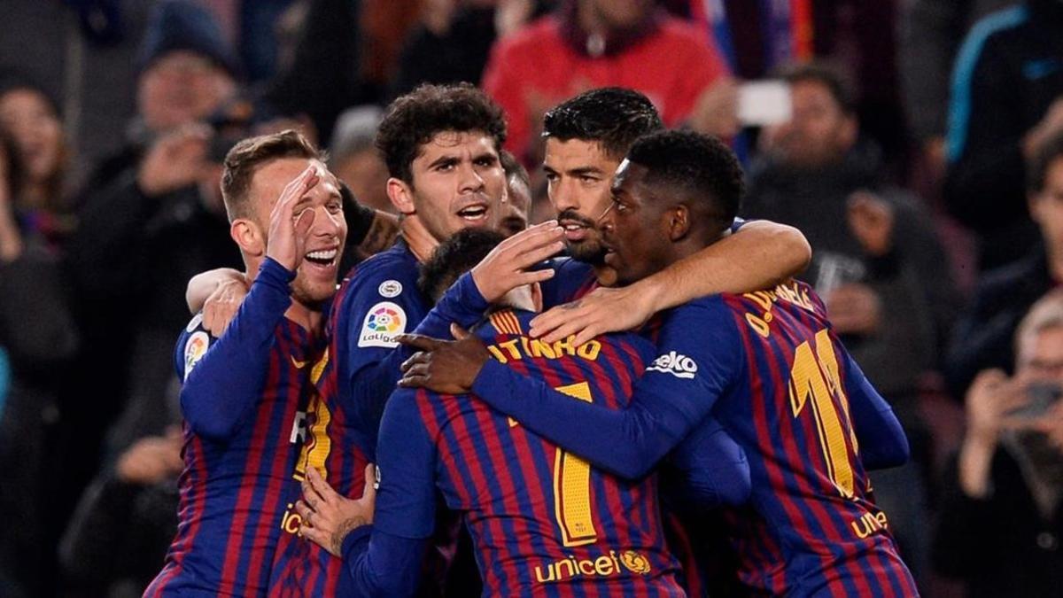 Los jugadores del Barça celebran el 1-0 de Dembélé.