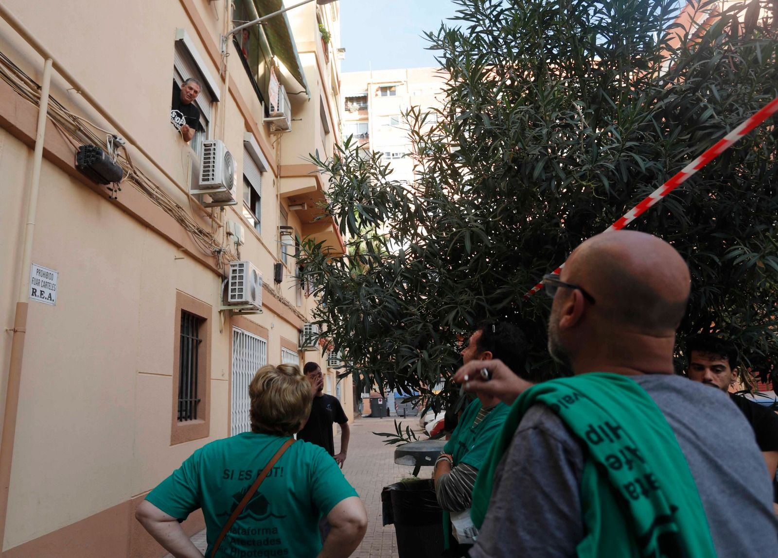 La presión vecinal logra paralizar un desahucio en València