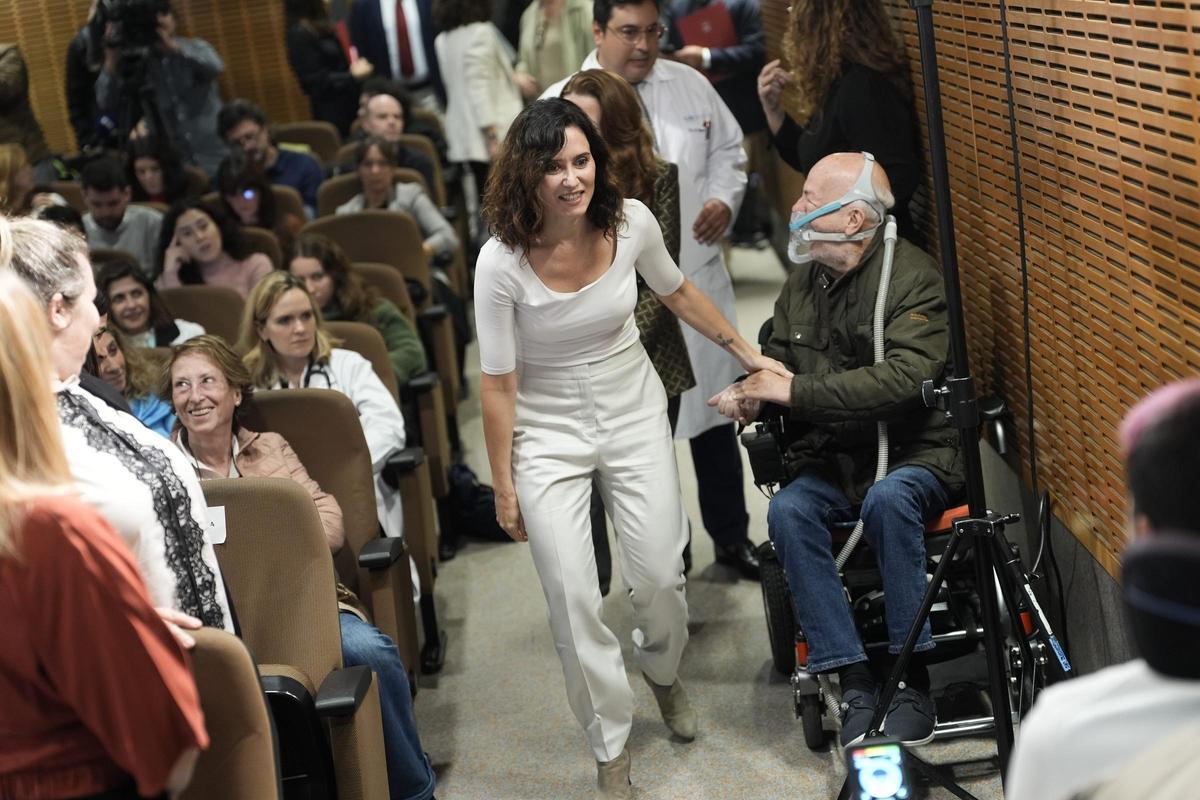 La presidenta de la Comunidad de Madrid, Isabel Díaz Ayuso, en la inaguración de la Unidad de Media Estancia para pacientes de ELA del Hospital Santa Cristina, en Madrid.