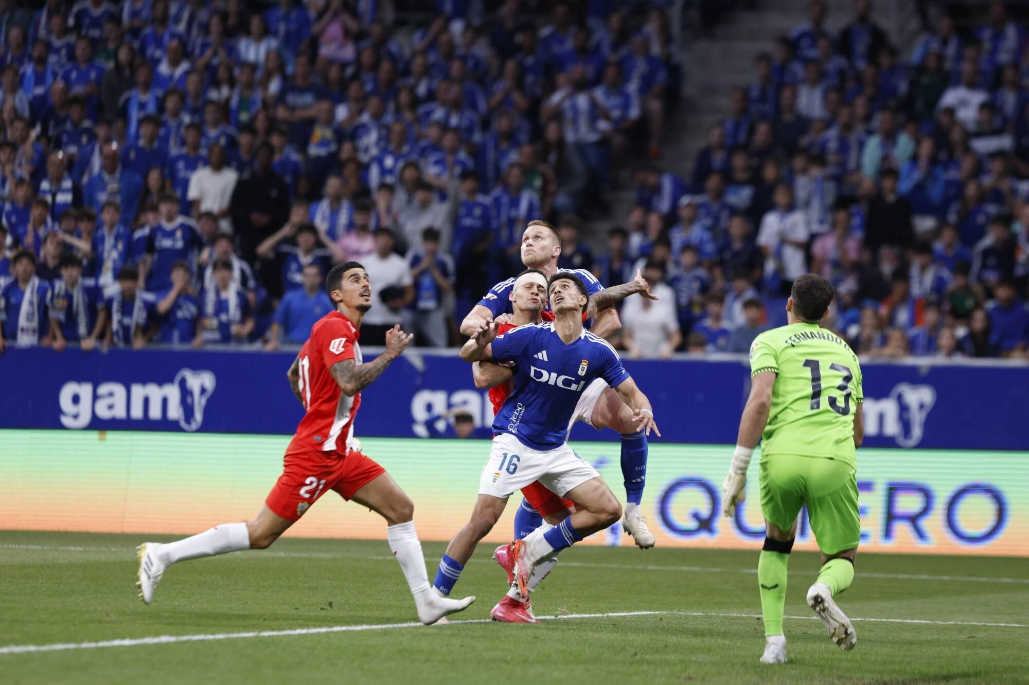 EN IMÁGENES: Ambientazo en la vuelta del play off entre Oviedo y Almería en el Carlos Tartiere