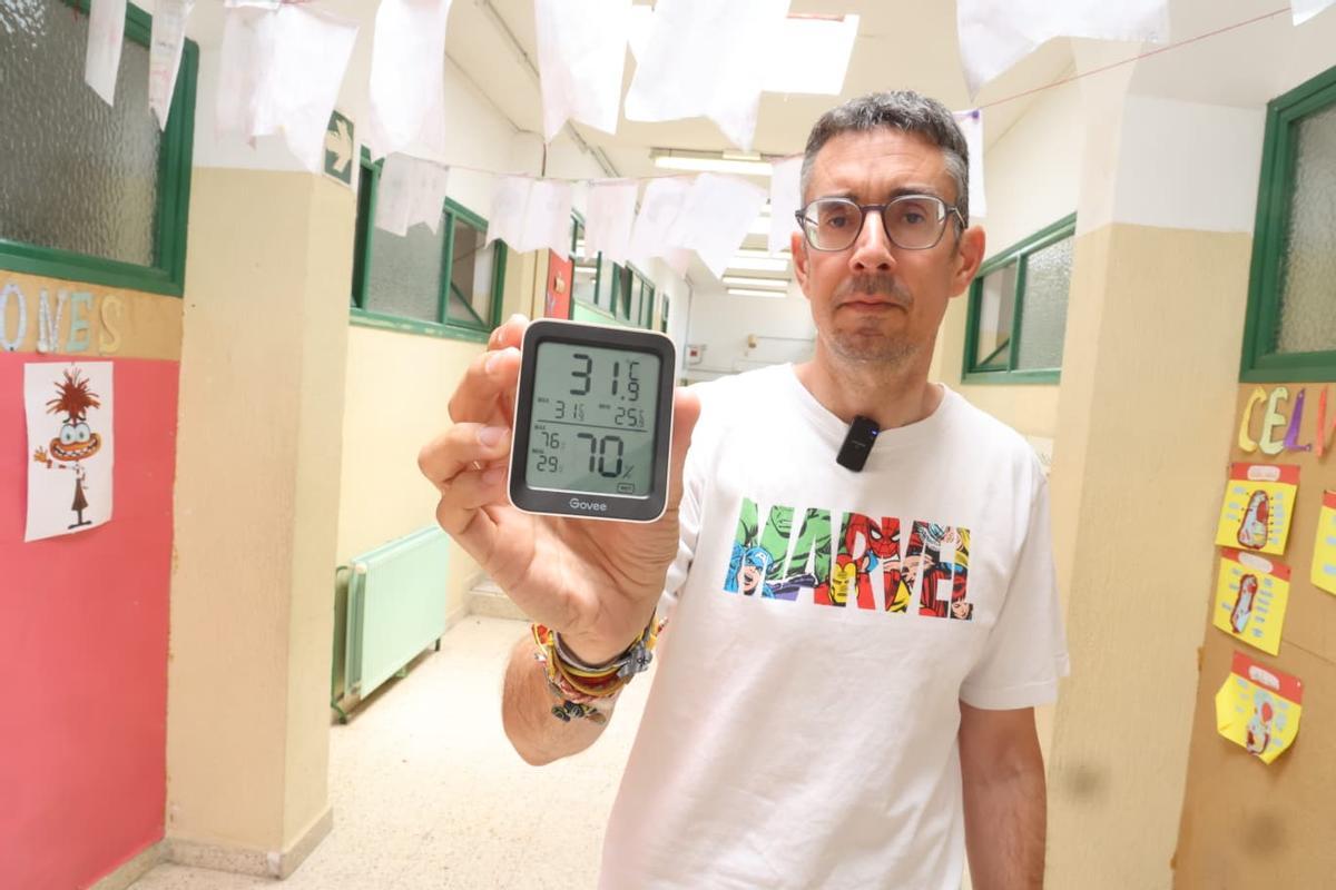Un termómetro en el colegio Gloria Fuertes de Alicante con temperaturas cercanas a los 32 grados este martes