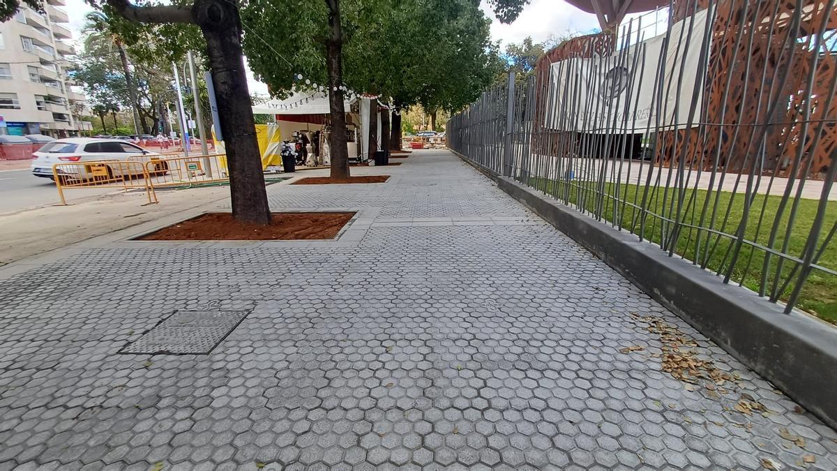 Nuevo acerado en la avenida Adolfo Suárez, junto a la Glorieta de Las Cigarreras.