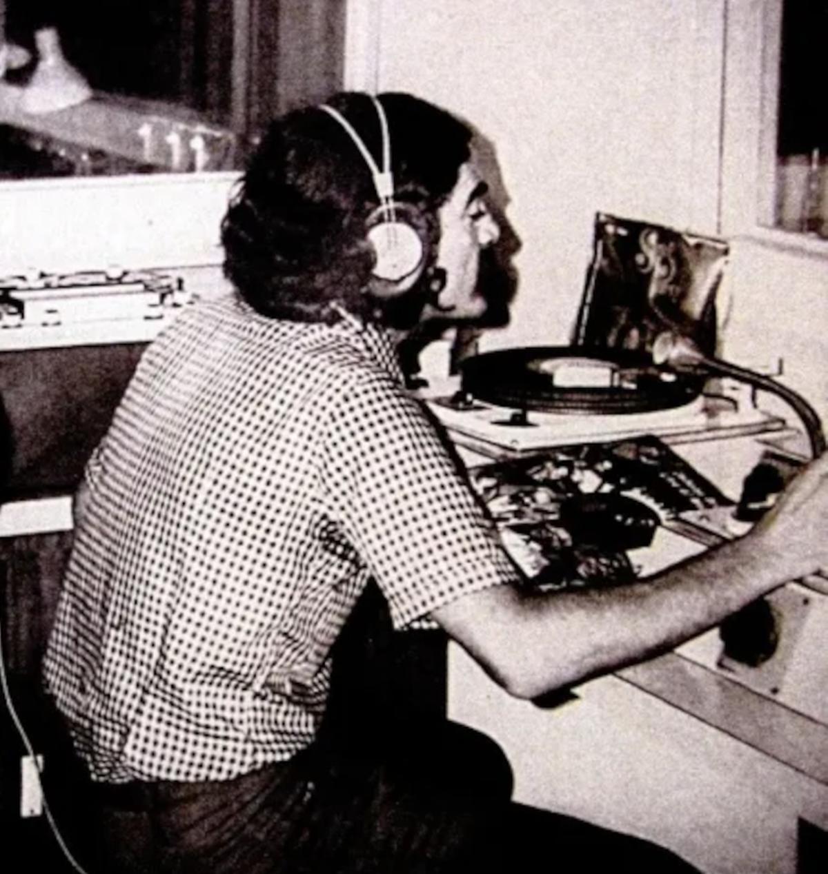 Carlos Morante en 1971 en los estudios de Radio Elche.