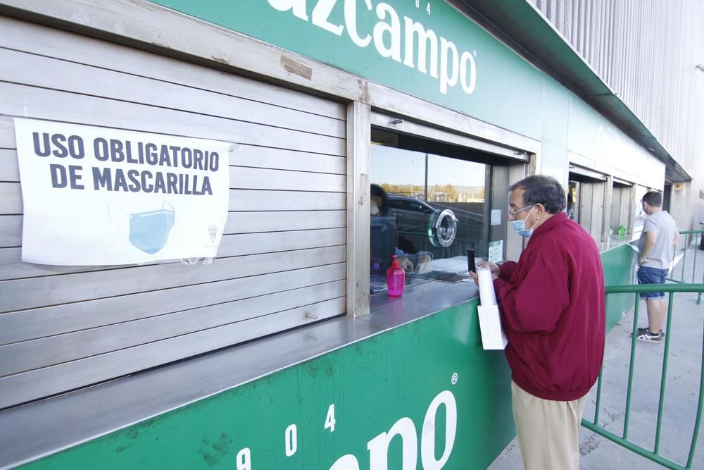 Largas colas en el Arcángel para recoger las primeras entradas de la era Covid