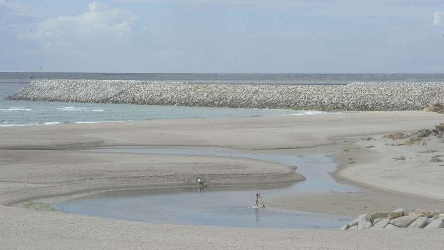 Vista de la nueva playa surgida por el puerto exterior, desde Sabón, en una imagen tomada ayer. víctor echave