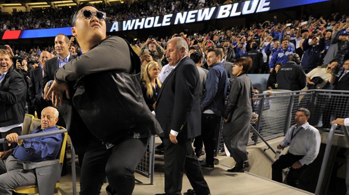 Imágenes de la actuación de Psy, en el estadio de los LA Dodgers.