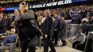 Imatges de l’actuació de Psy, a l’estadi dels LA Dodgers.
