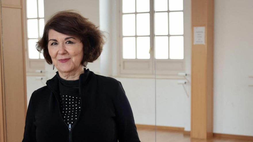 La presidenta de la asociación Unión Danza Visible, Vicenta Hellín, en una de las salas del Teatro Romea. | JUAN CARLOS CAVAL