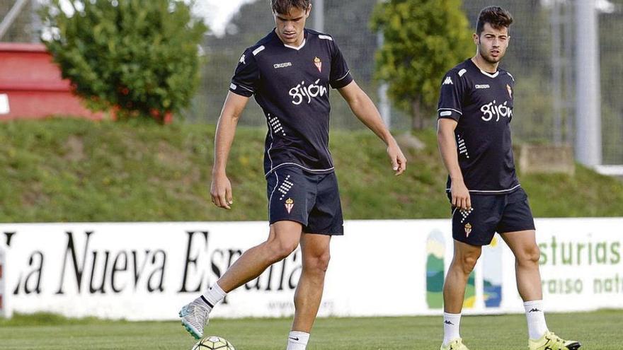 Bernardo controla el balón ante la presencia de Jony.