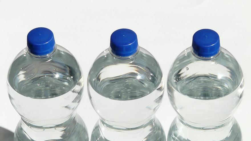 3 trucos caseros fáciles e infalibles para limpiar la botella de agua  reutilizable, ¡adiós cal y mal olor!