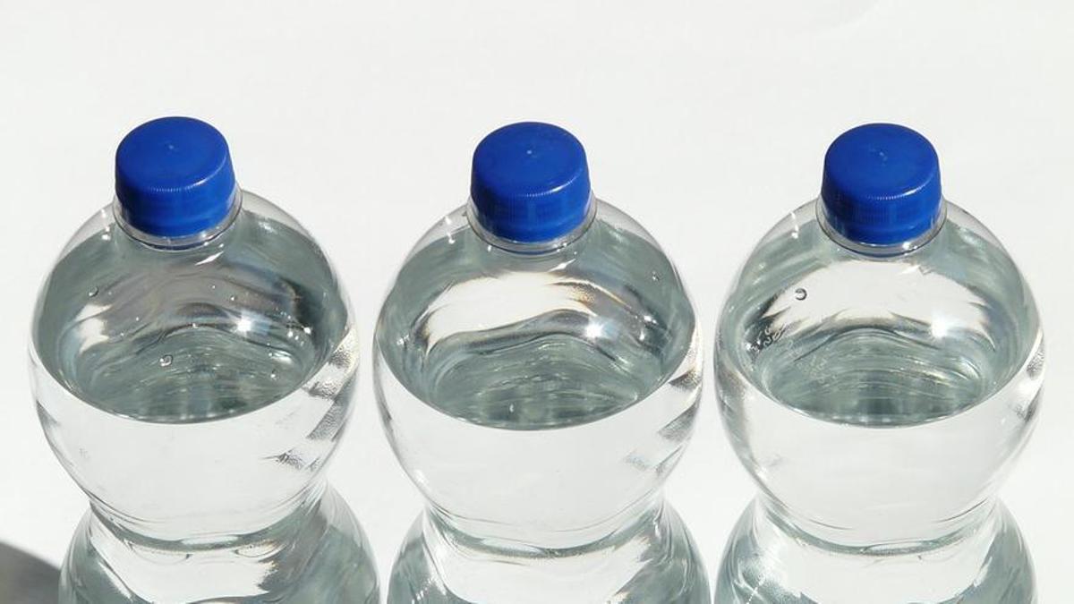 Gotas de agua en una pequeña botella de agua