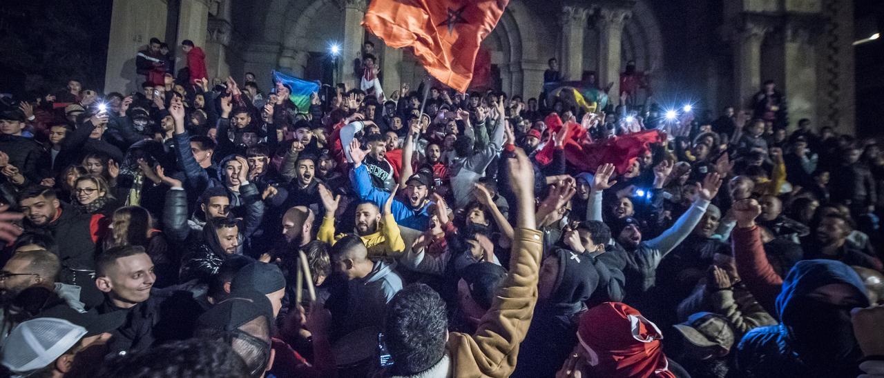 Celebració de la comunitat marroquina de Manresa dels triomfs de la seva selecció al Mundial