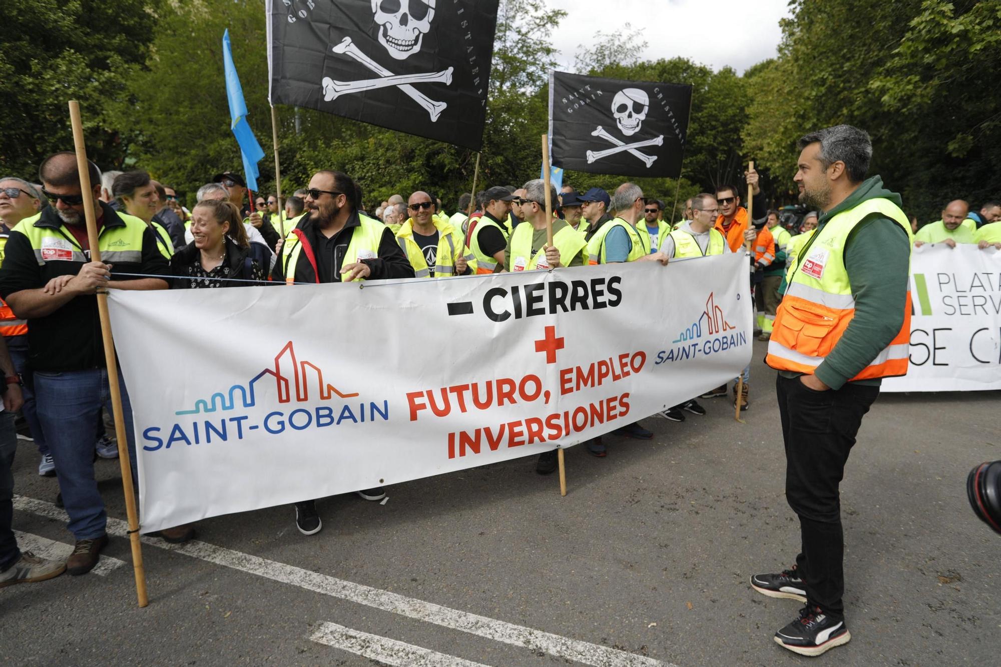 EN IMÁGENES: La ministra Yolanda Díaz con los trabajadores de Saint-Gobain
