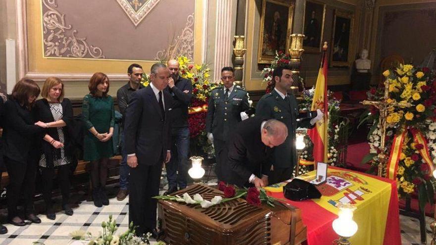 Fernández Díaz condecora al guardia civil fallecido