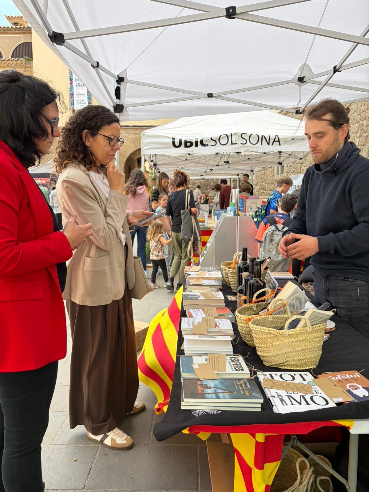L'alcaldessa visitant amb Alonso les parades