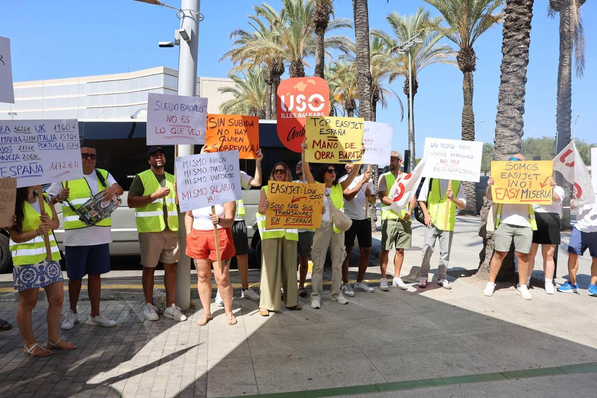 Tripulantes de cabina de la base de easyJet en Palma durante una concentración al inicio de la huelga en el aeropuerto.
