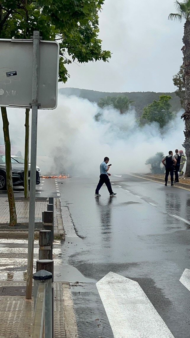 Galería: Arde un coche aparcado frente al Hospital Can Misses