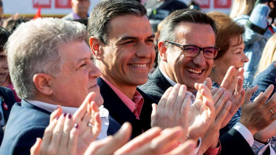 Pepe Vélez (i), Pedro Sánchez (c) y Diego Conesa (d) durante la asistencia del presidente en funciones a un acto electoral en Calasparra.