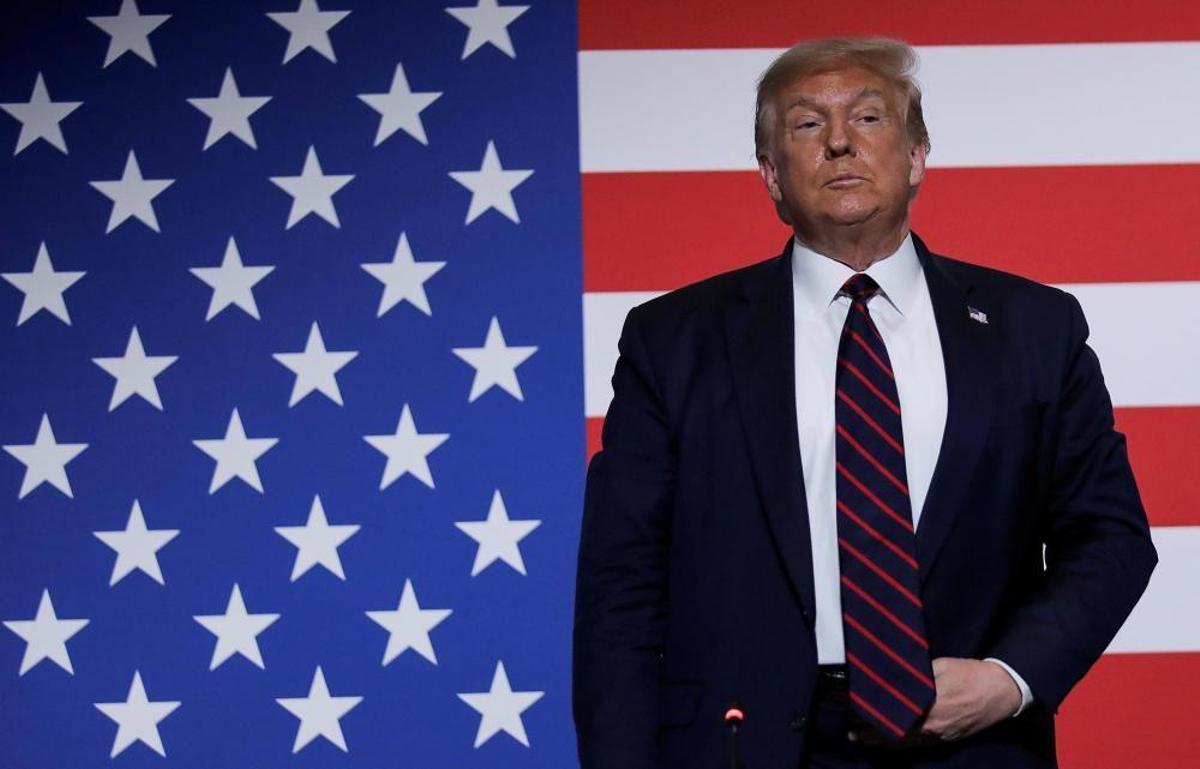 Trump davant la bandera dels EUA abans d'un acte de la Creu Roja