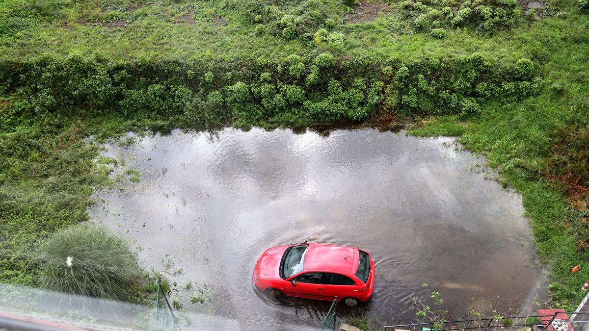 Vehículo inundado cerca de O Calvario tras el paso de la borrasca Domingos.