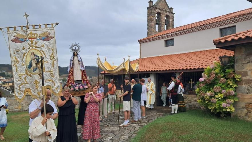 Una procesión más corta de lo habitual para una iglesia llena en Santa María del Mar