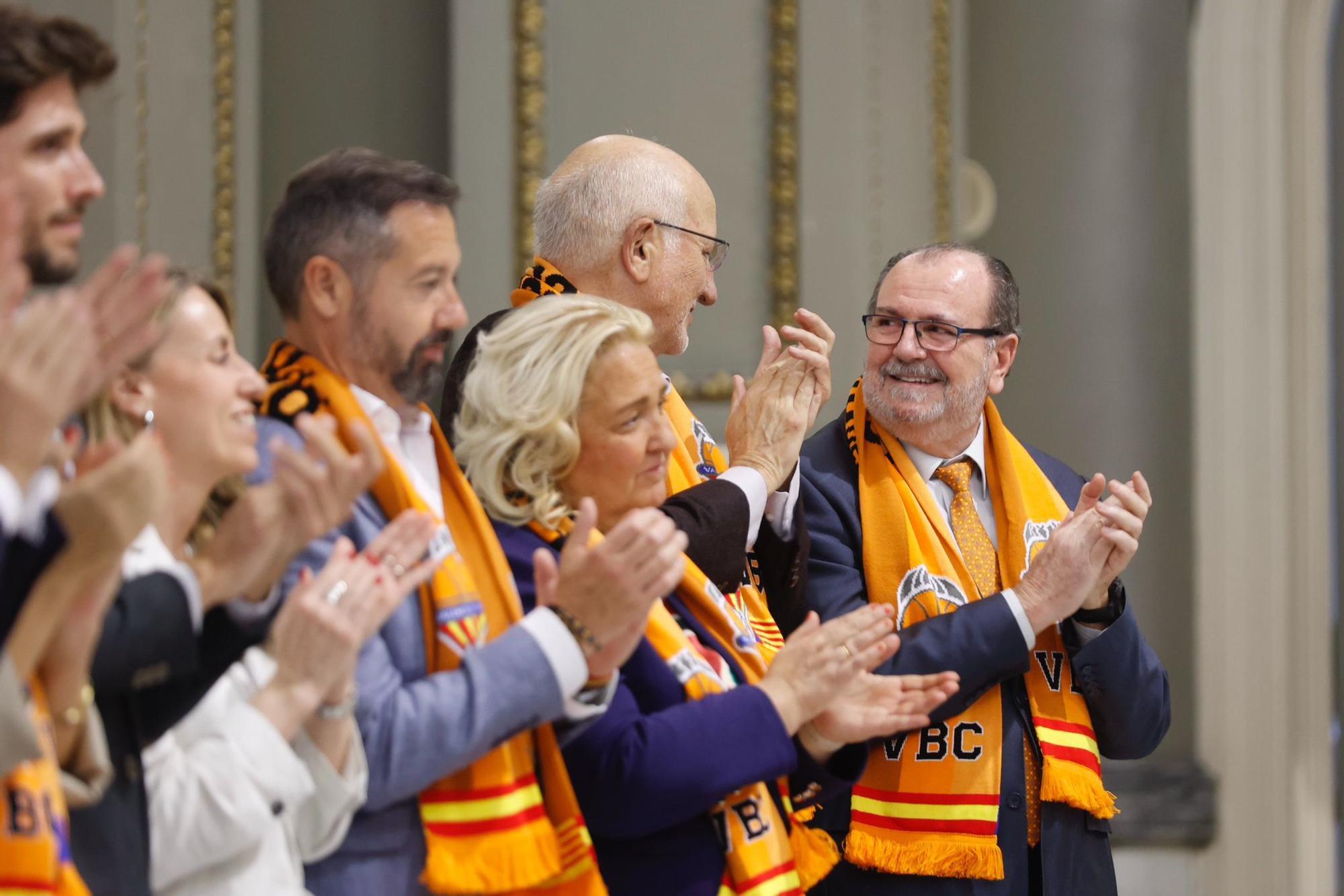 El Valencia Basket celebra en casa su triplete histórico