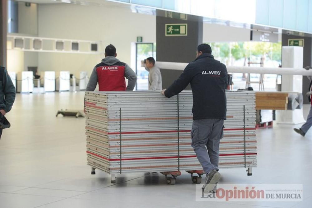 El delegado del Gobierno visita el aeropuerto de Corvera