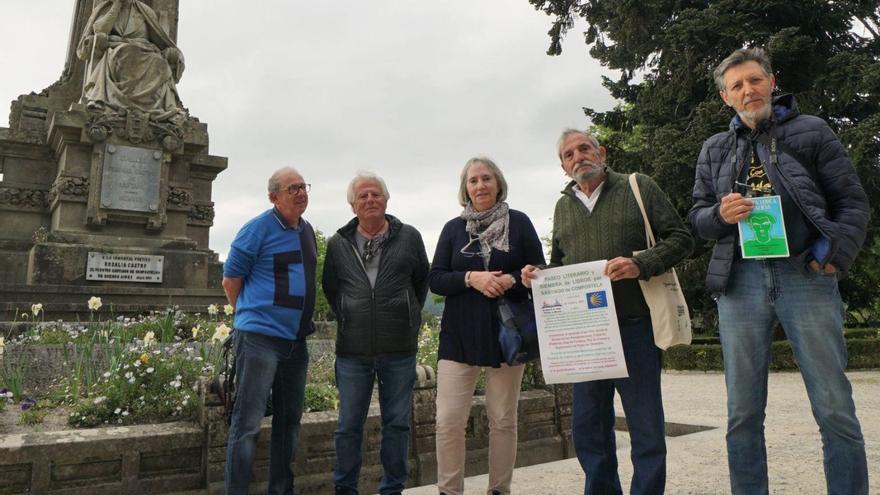 Segundo desde la derecha, Antonio Pérez, del Club de los Libros Perdidos de Granada, junto a otros visitantes en el acto celebrado junto al monumento a Rosalía. / JESÚS PRIETO