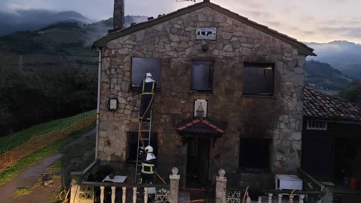 Estado en que quedó la casa afectada por el fuego. | Sepa