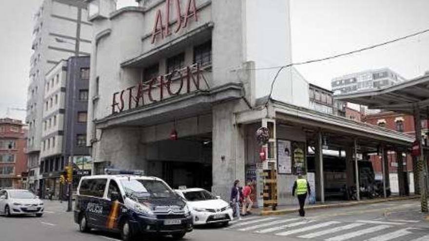 Un vehículo policial, junto a la estación de autobuses.