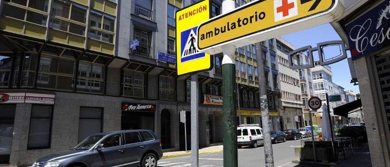 Paso sobreelevado en la calle B de Lalín, muy cerca del centro de salud. // Bernabé/Javier Lalín