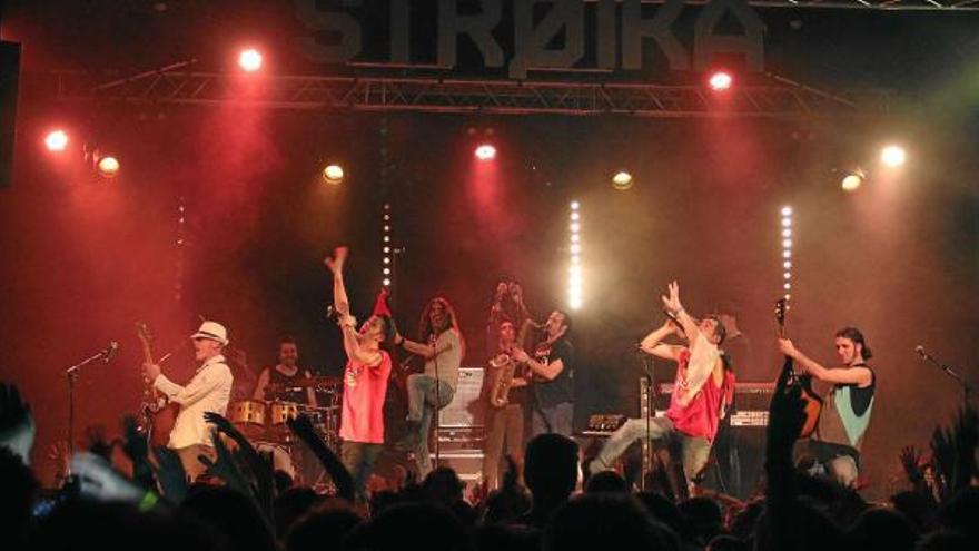Els Strombers van triomfar en una nit festiva i multitudinària a la sala Stroika de Manresa