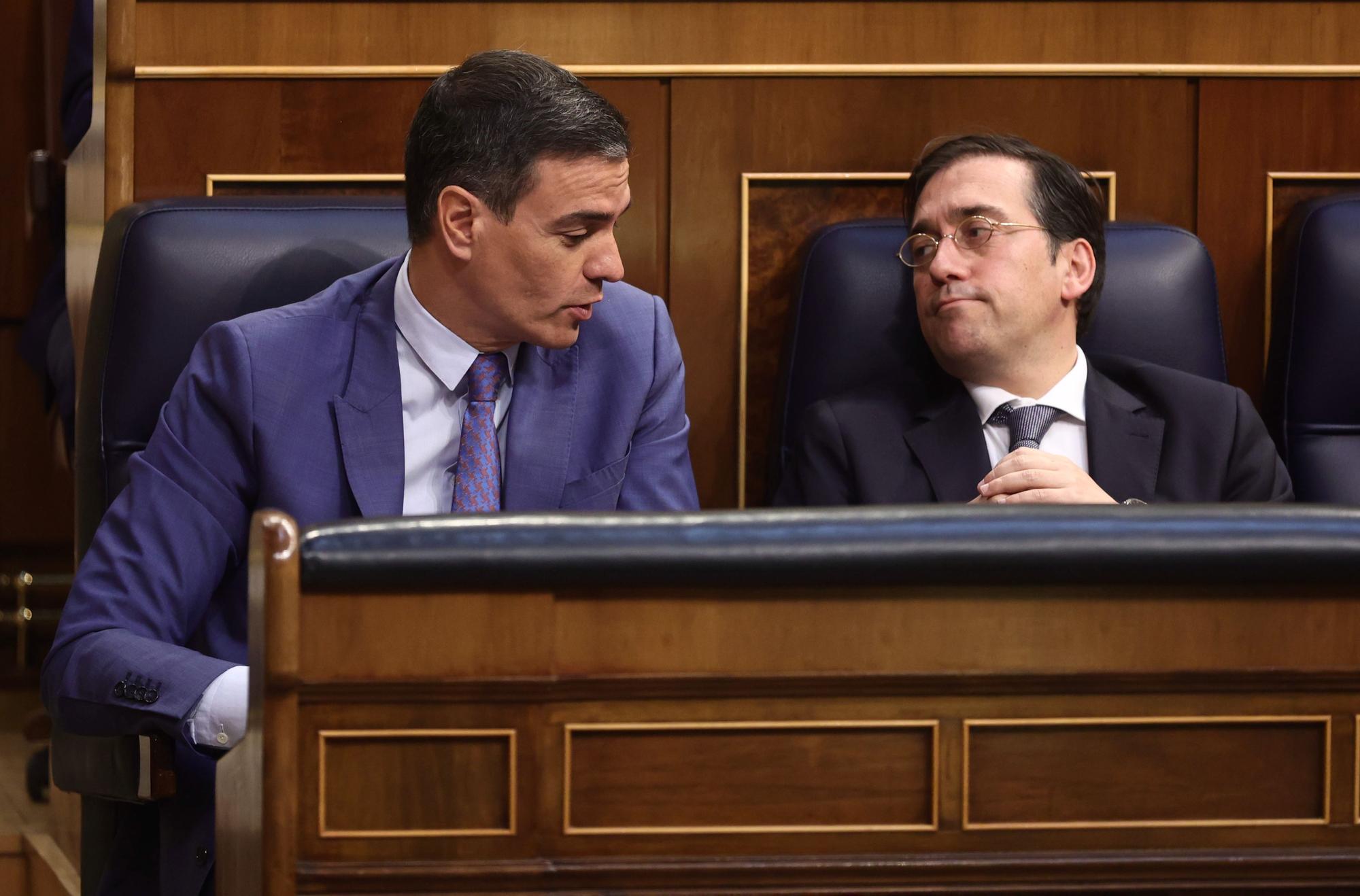 Pedro Sánchez junto a José Manuel Albares en el Congreos