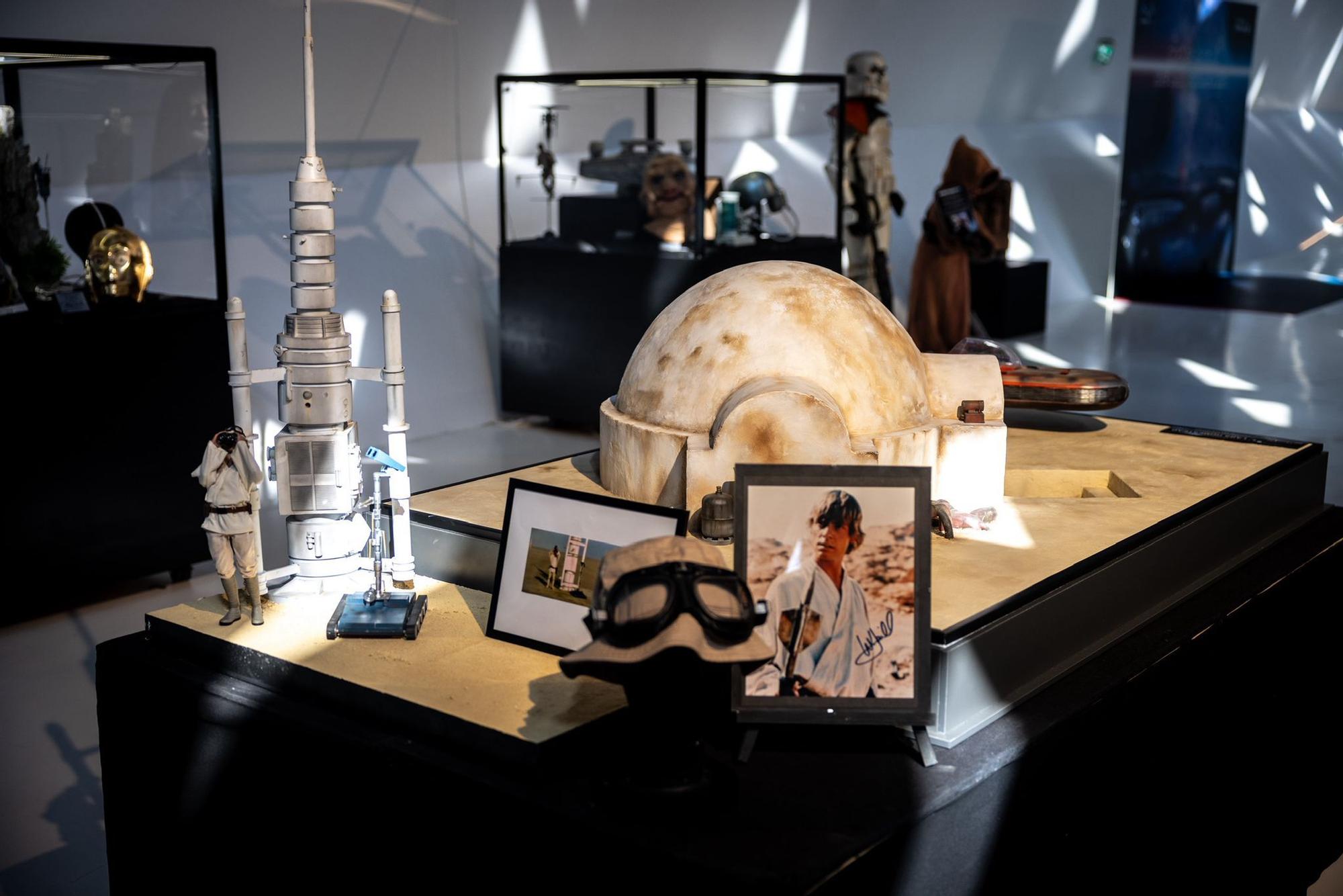 En imágenes | La exposición 'Más allá de la galaxia' llega al Mobility City de Zaragoza