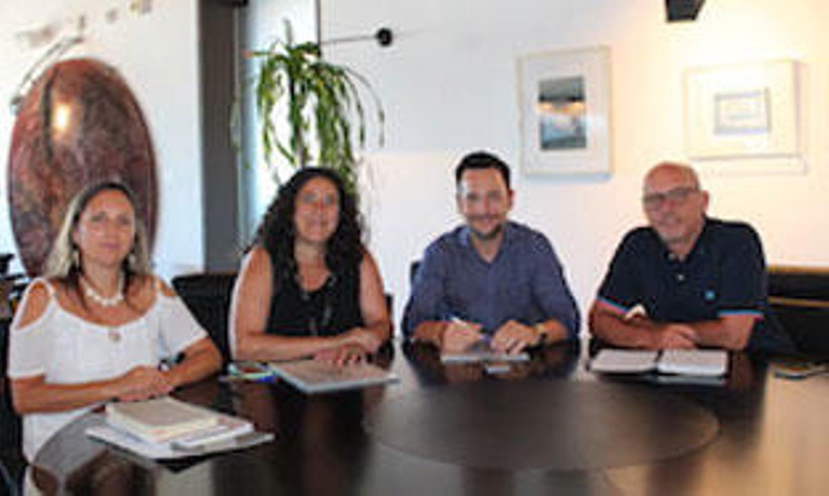 Firma de los convenios.