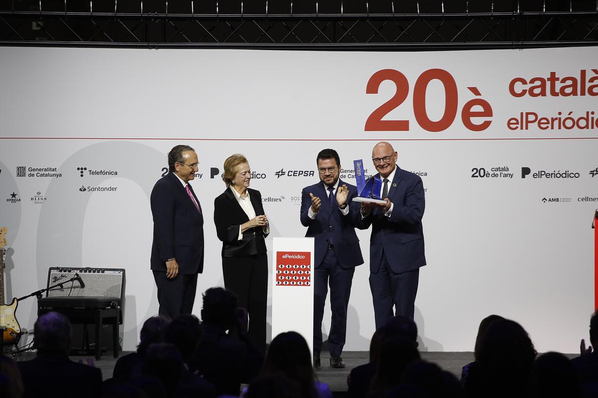 Català de l’Any 2022, en la imagen Javier Moll, Arantza Sarasola, Pere Aragonés y el premiado John Hoffman