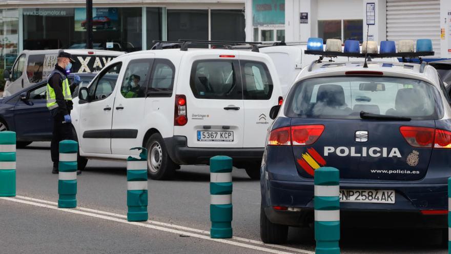 Control de la Policía Nacional en Ibiza. Foto: J.A. Riera