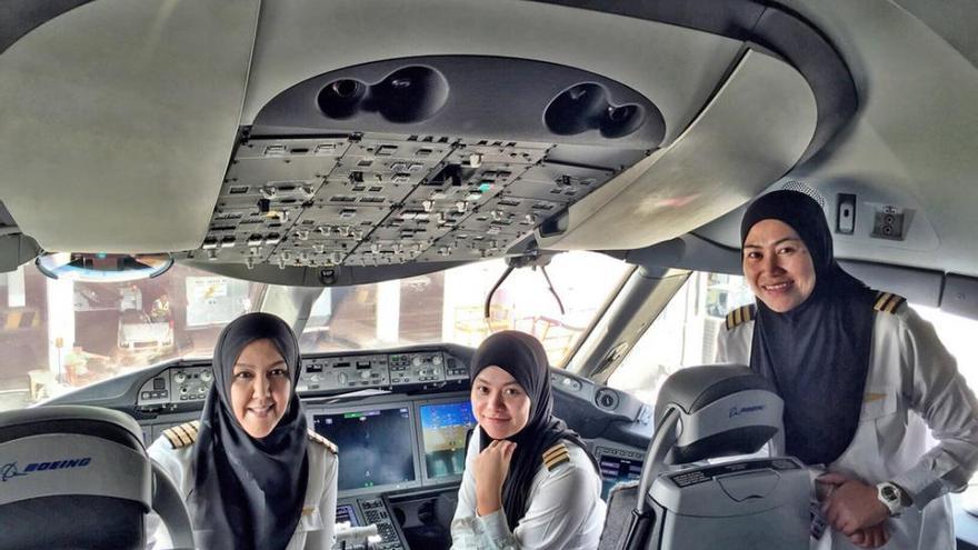 Mujeres piloto de Brunei aterrizan un avión en Arabia Saudí pero allí no pueden conducir