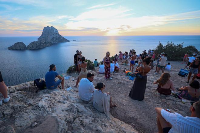 Aglomeración para ver la puesta de sol en el mirador des Vedrà