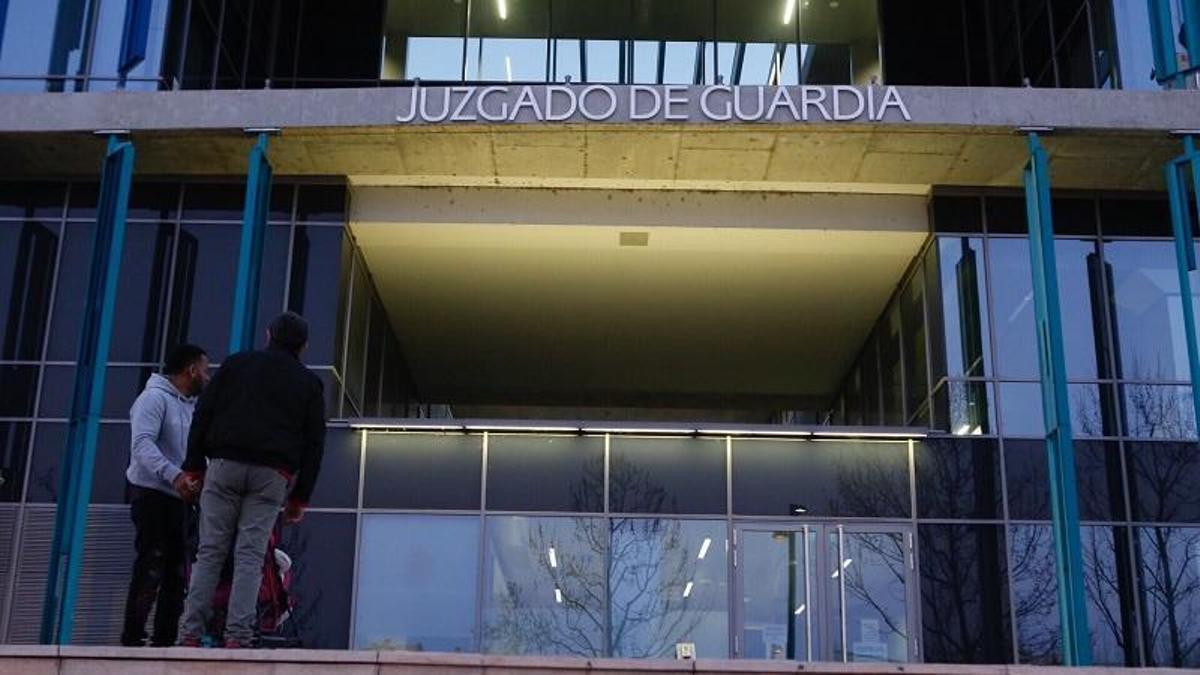 Acceso al Juzgado de Guardia de Zaragoza.