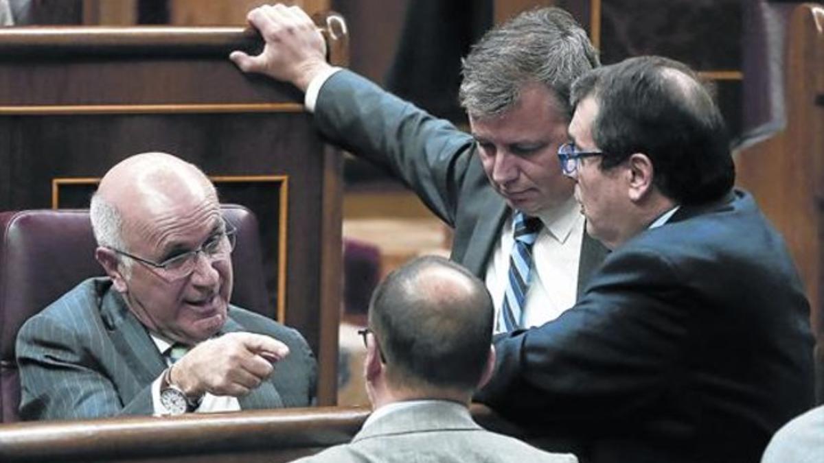 Duran Lleida, junto a varios diputados de CDC, ayer durante la sesión plenaria del Congreso en Madrid.