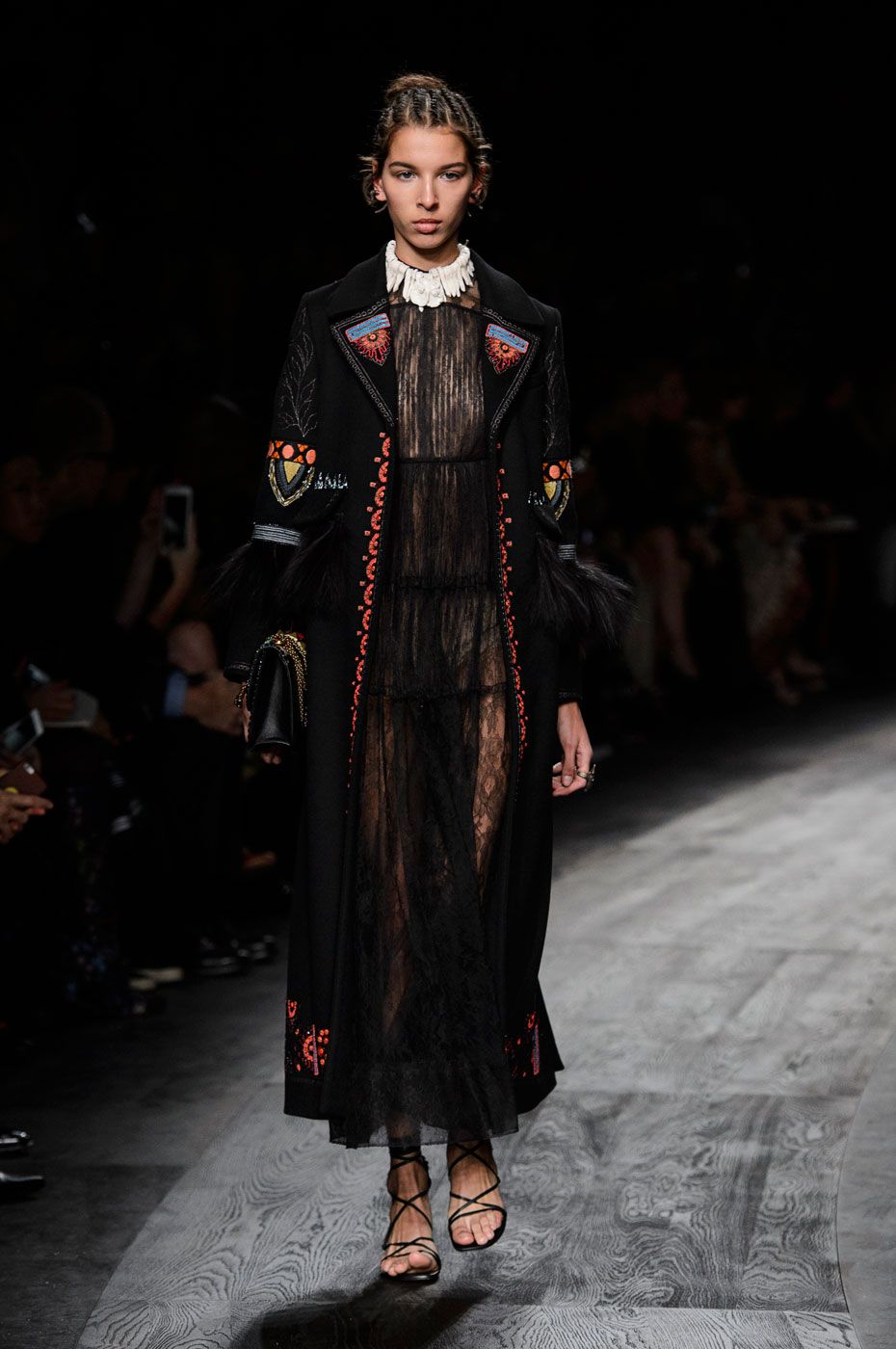 PFW: Valentino Primavera/Verano 2016, vestido negro con transparencias
