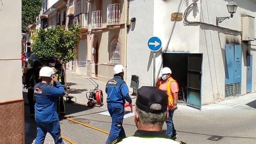 Varios técnicos trabajan en el lugar de la avería en Cabra.