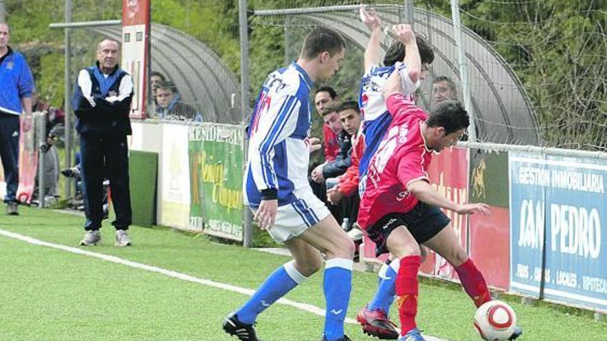Borja Prieto, autor de cuatro tantos, presiona a un jugador del Ceares.