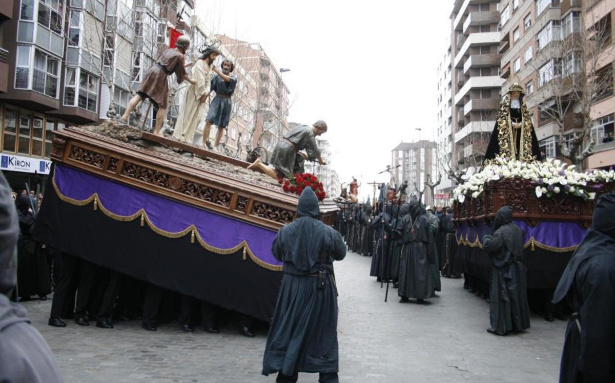 Arriba, el paso de José María Garrós. A la izquierda, la reverencia ante La Soledad en Tres Cruces.
