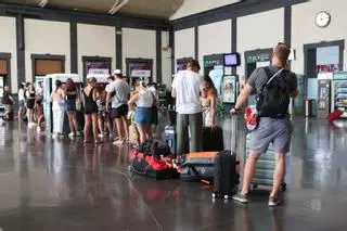 Colas en la estación de Alicante para adquirir los abonos gratis de trenes de Cercanías y Media Distancia
