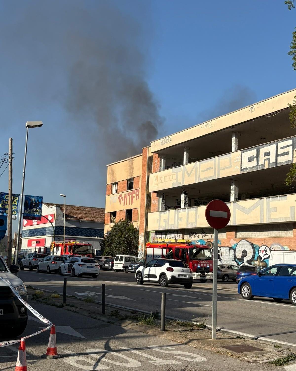 Les imatges del nou incendi a l'antiga fàbrica Simon de Girona