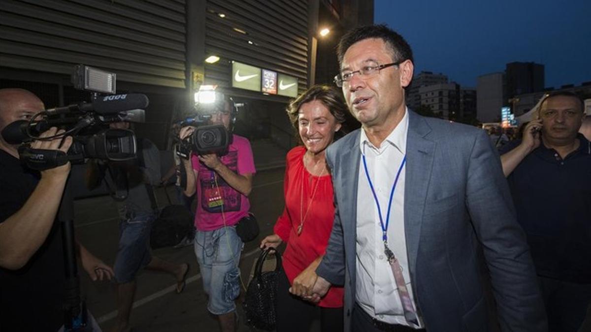 Josep Maria Bartomeu con Marta, su mujer, en el Camp Nou tras el triunfo en las elecciones a la presidencia del Barça.