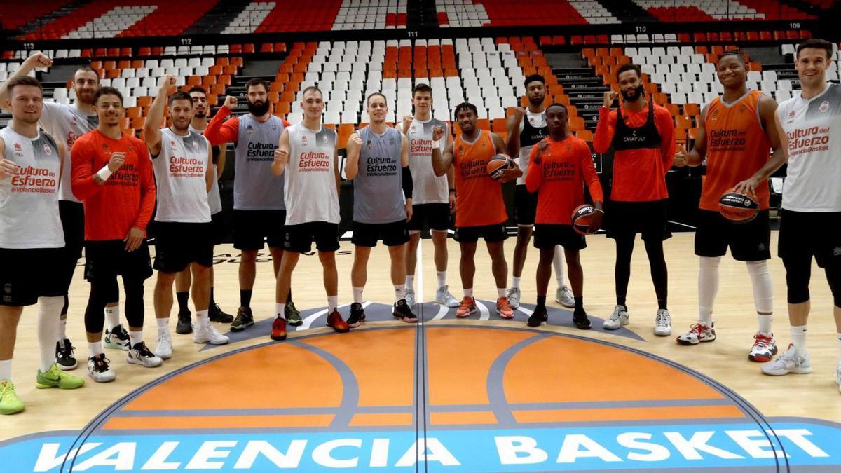 Los jugadores del Valencia Basket, antes del entrenamiento de ayer en La Fonteta. | J. M. LÓPEZ